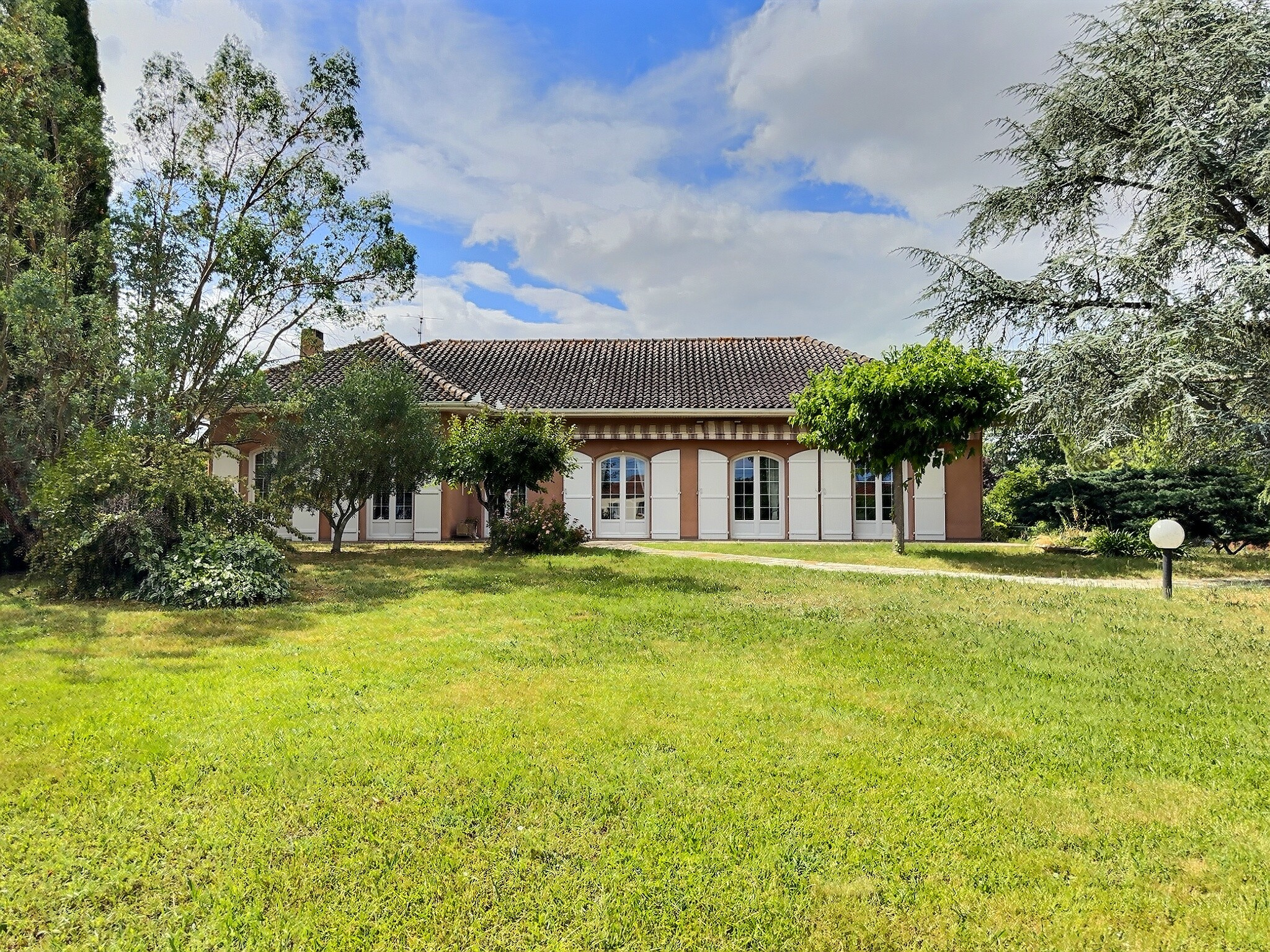 MAISON FAMILIALE DE PLAIN-PIED DE 175 M2 SUR PARC ARBORÉ DE 2500 M2